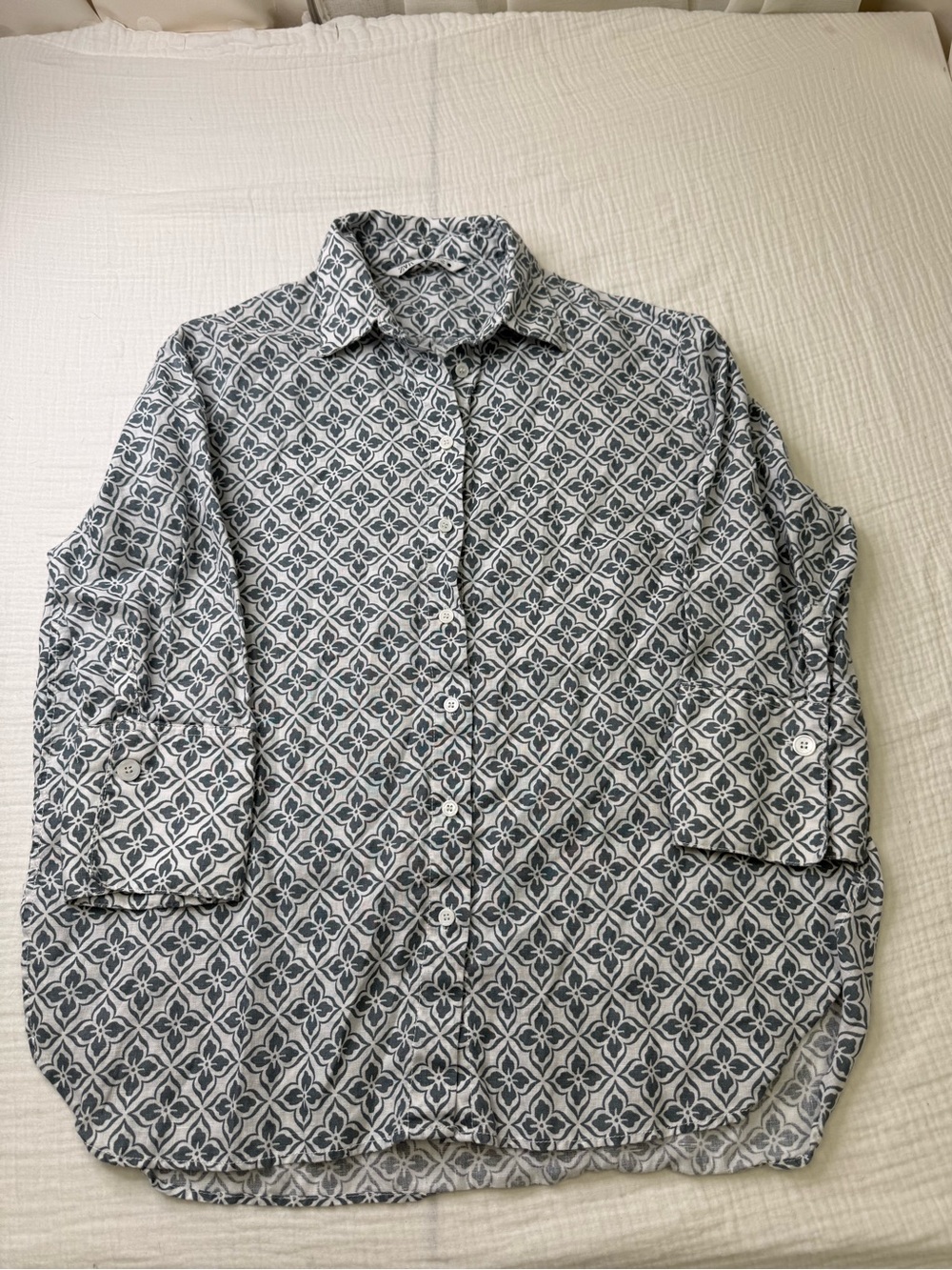 Zara Women's Button-Down Shirt in White and Navy Geometric Print